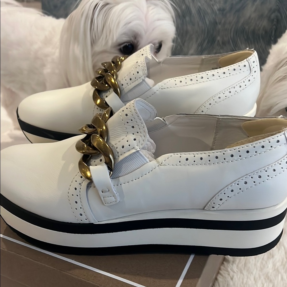 Dolce Vita White Leather Loafers with Gold Chain - Picture 3 of 4